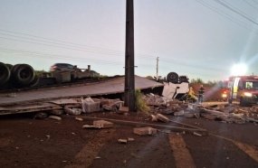 Motorista morre prensado por cabine após carreta capotar na SC-480