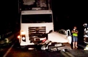 Motorista fica preso às ferragens após carro ser atingido por caminhão na BR-153
