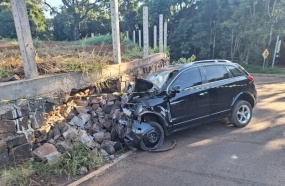 Motorista morre após carro colidir em muro de pedras na SC-480
