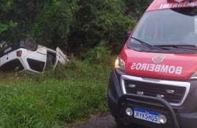 Motorista escapa sem ferimentos após capotar carro na BR-282