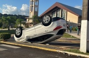 Adolescente de 14 anos capota veículo após colisão em Ponte Serrada