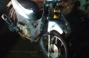 Colisão contra muro de residência deixa motociclista ferido durante a madrugada