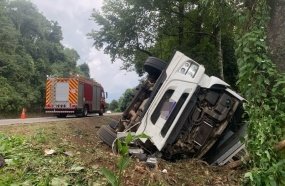 Bombeiros levam duas horas para resgatar motorista das ferragens de carreta 