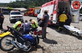 Motociclista fica gravemente ferido após colisão com Fusca na BR-282
