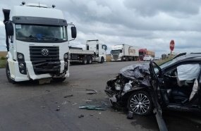 Colisão entre caminhão e Jeep deixa homem ferido no Trevo da Placa