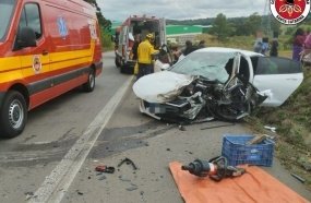 Motorista fica preso às ferragens após colisão com caminhão-caçamba na BR-470