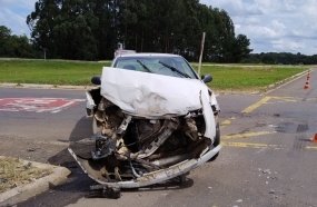 Homem fica ferido em colisão entre carro e carreta no Trevão de Irani