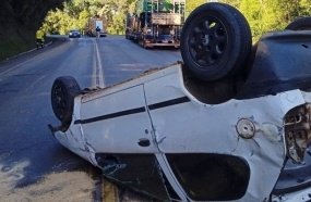 Jovem fica ferido após capotar veículo na BR-282