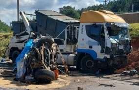 Colisão entre caminhão e caminhonete mata duas pessoas na SC-350