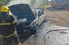 Carro é destruído por incêndio no interior de Tangará