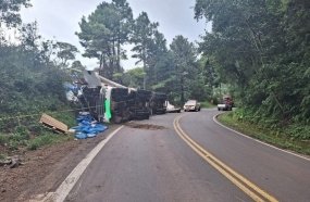 Motorista fica ferido após carreta tombar na SC-464