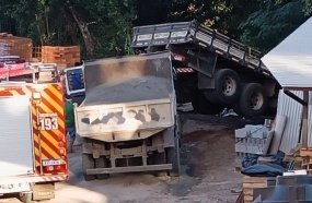 Caminhão desgovernado atinge dois veículos ao chegar na empresa de Joaçaba