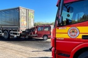 Bombeiros atendem colisão entre utilitário e caminhão na SC-390