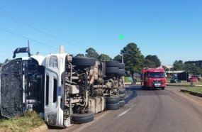 Carreta tomba ao contornar trevo em Campos Novos 