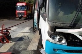 Bombeiros são acionados após micro-ônibus pegar fogo no centro de Piratuba
