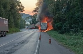 Incêndio atinge carreta com produtos de limpeza na BR-153