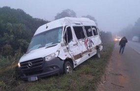 Colisão entre micro-ônibus e van deixa seis pessoas feridas na BR-470