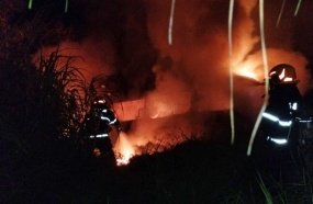 Motorista fica ferido após van sair da pista e incendiar na SC-464