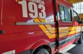 Homem tem mão esmagada ao descarregar caminhão de suínos