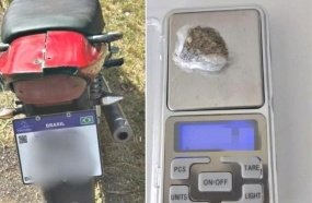 Motociclista é preso com placa de plástico adulterada e maconha