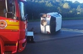 Motorista fica ferido após carro sair da pista e capotar na BR-282 