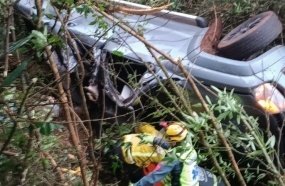 Condutor é resgatado após caminhonete despencar em ribanceira na BR-282