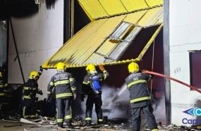 Incêndio de grandes proporções destrói chapeação e consome sete veículos