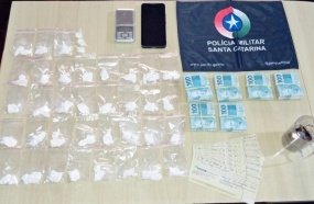 Polícia Militar prende motorista com cocaína, balança de precisão e dinheiro