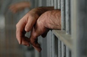 Idoso de 71 anos é detido por agressão e abuso contra adolescente