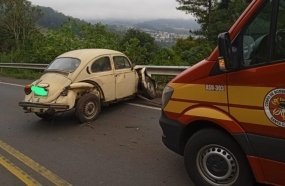 Motorista fica ferido após colisão contra defensa metálica no Contorno Viário