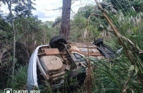 Motorista é resgatado após carro despencar em ribanceira na SC-150