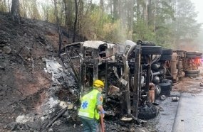 Motorista morre carbonizado após carreta tombar e pegar fogo na BR-282