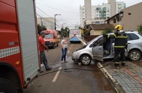 Idoso age rápido e evita que fogo em carro se espalhe na garagem