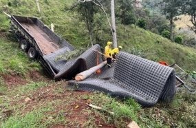 Motorista morre após caminhão despencar em ribanceira de 30 metros