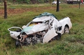 Motorista morre após colisão entre picape e carreta na BR-282