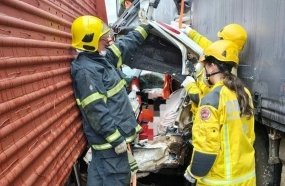 Motorista sobrevive após carro ser esmagado por dois caminhões na BR-470