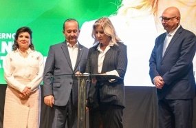 Governador Jorginho Mello empossa nova secretária da Educação