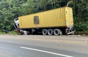 Condutor evita acidente grave ao jogar carreta sem freios contra barranco
