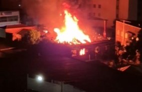 Incêndio de grandes proporções destrói restaurante e danifica igreja
