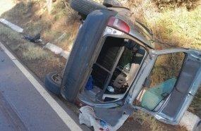 Carro com três mulheres tomba após ser atingido por carreta 