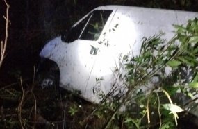 Casal é encaminhado ao hospital após furgão sair da pista na BR-470