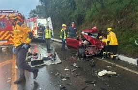 Colisão frontal entre veículos deixa dois mortos na BR-282