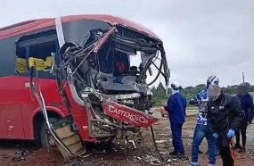 Colisão entre ônibus e carreta deixa quatro feridos no trevo de Campos Novos