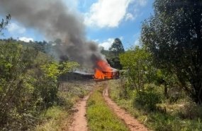 Mulher é salva por PMs após incendiar casa e tentar tirar a própria vida