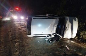 Condutor fica preso sob veículo em capotamento no interior de Ipira 