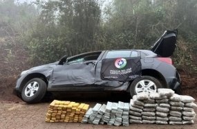 Carro com 120 kg de drogas sai da pista durante fuga na SC-283