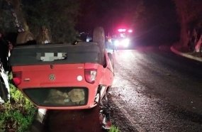 Motorista é socorrido pelos Bombeiros após capotar carro na SC-390