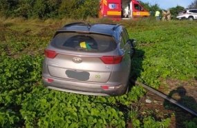 Mulher fica ferida após carro sair da pista e atingir poste na SC-150