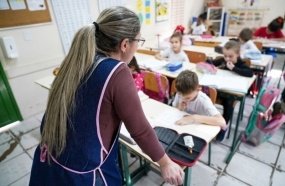 Governador anuncia reajuste de 11% e incentivo anual de R$ 3 mil para professores