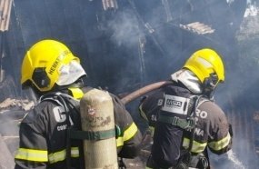 Casebre usado como depósito de lenha é consumido por incêndio